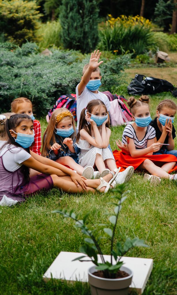 Niños reunidos en un entorno natural