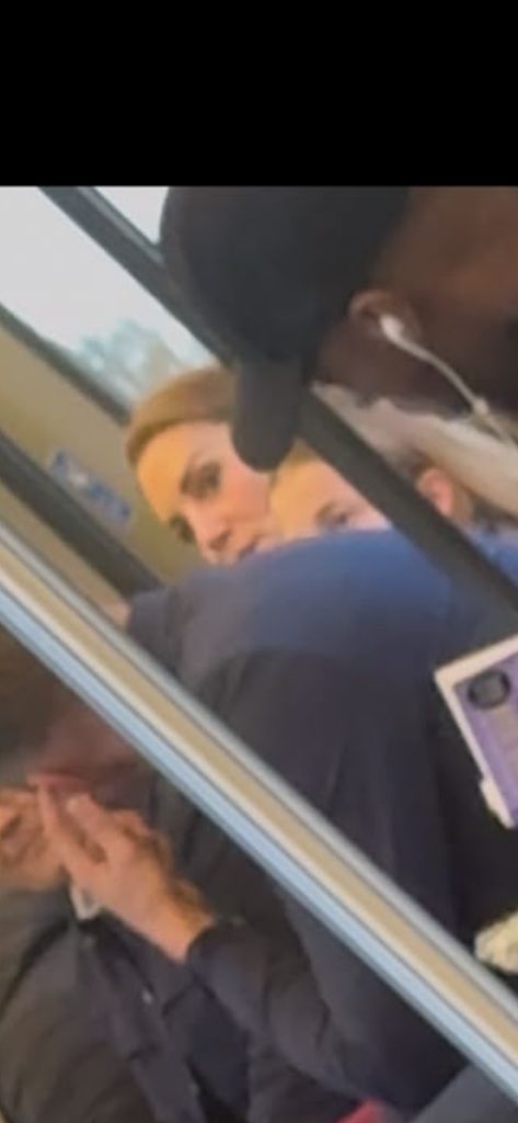 a princesa Kate y su hija Charlotte fueron captadas en un viaje en metro en Londres.