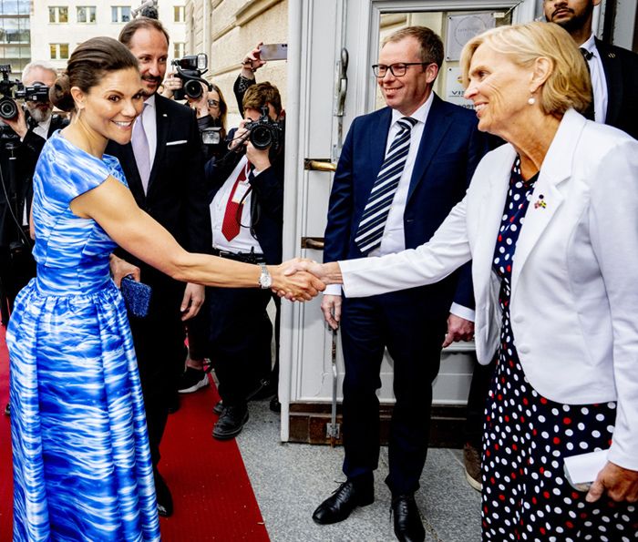 Victoria de Suecia presume de brazos