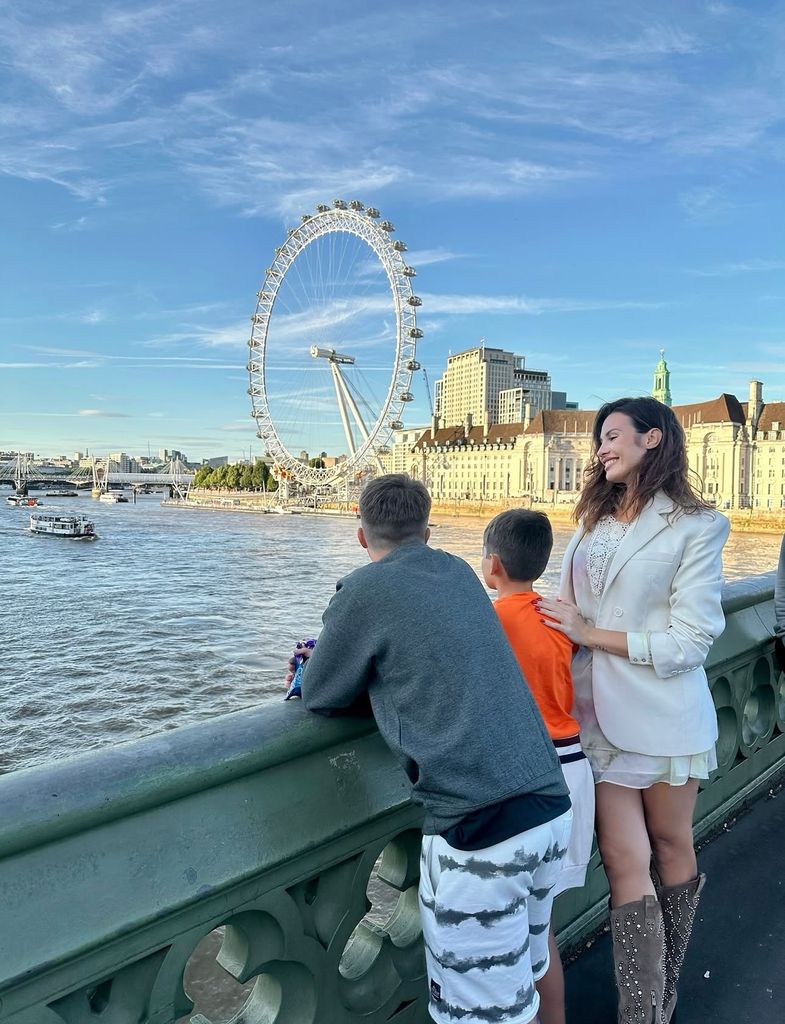 Jessica Bueno y sus hijos en Londres