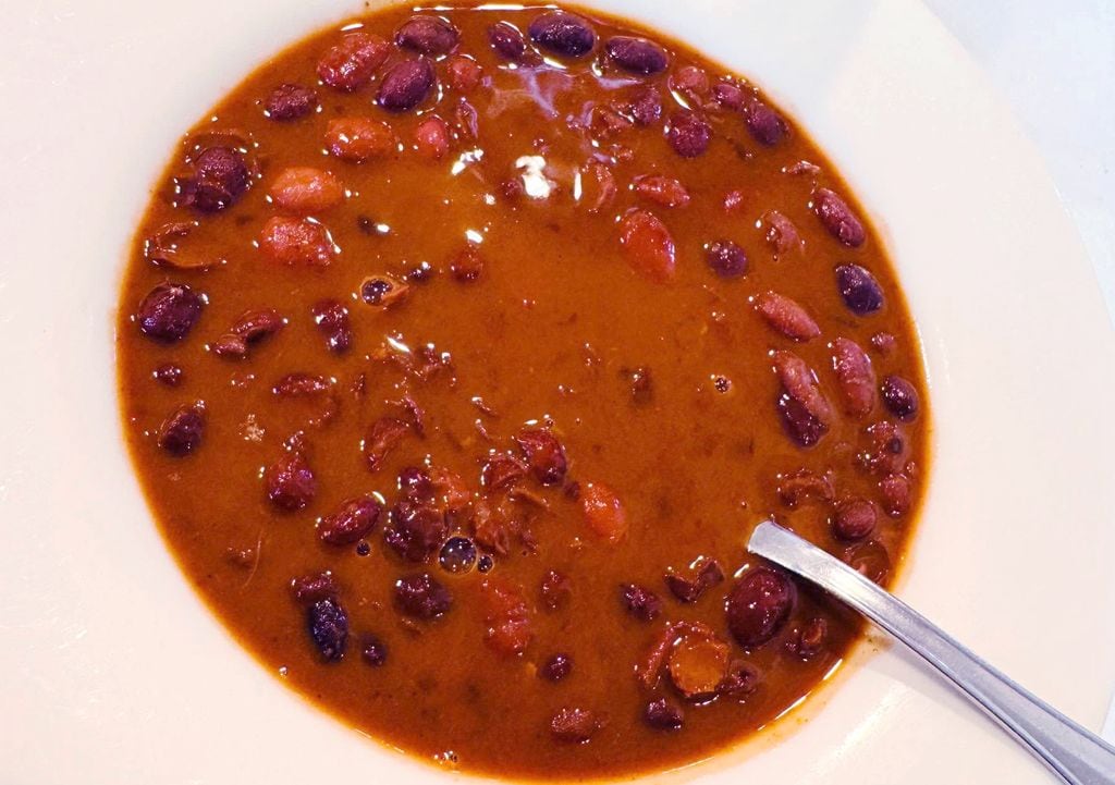 La olla podrida con alubias de Ibeas es el plato más emblemático de Los Claveles.