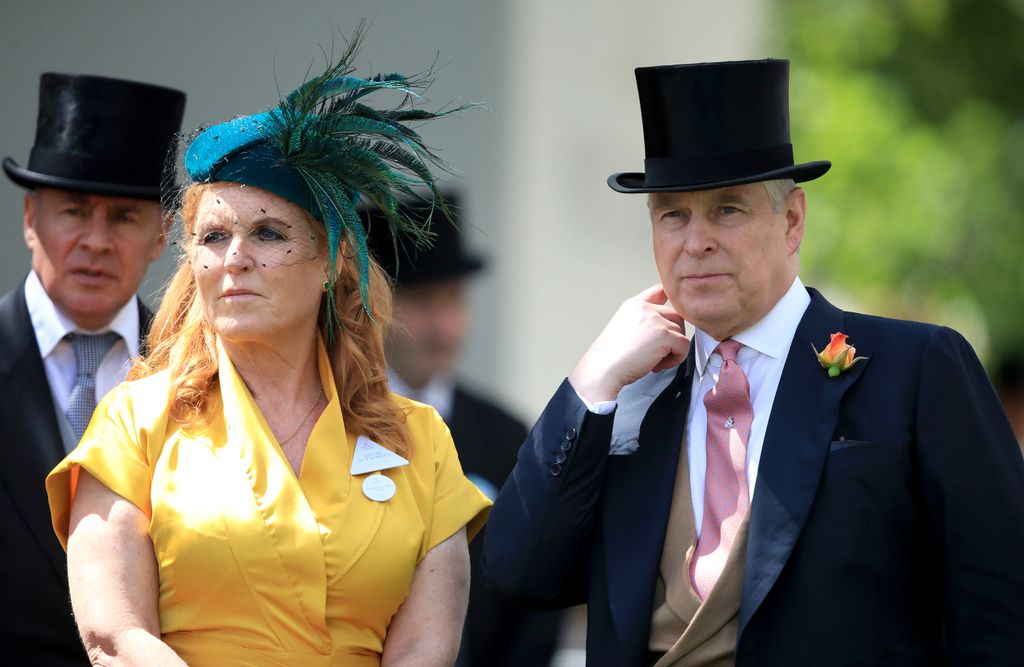 Sarah Ferguson, duquesa de York, y el príncipe Andrés, duque de York, durante el cuarto día de Royal Ascot en el hipódromo de Ascot.