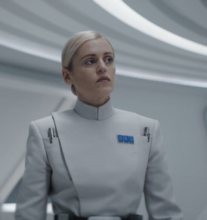Denise Gough da vida a Dedra Meero, la supervisora del Buró de Seguridad Imperial