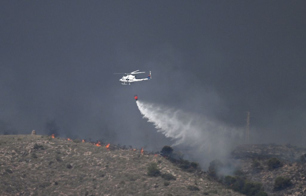 Efectivos del Plan Infoca, la UME y los servicios de emergencia trabajan sobre el terreno para contener un fuego que ha causado una tragedia sin precedentes en Andalucía