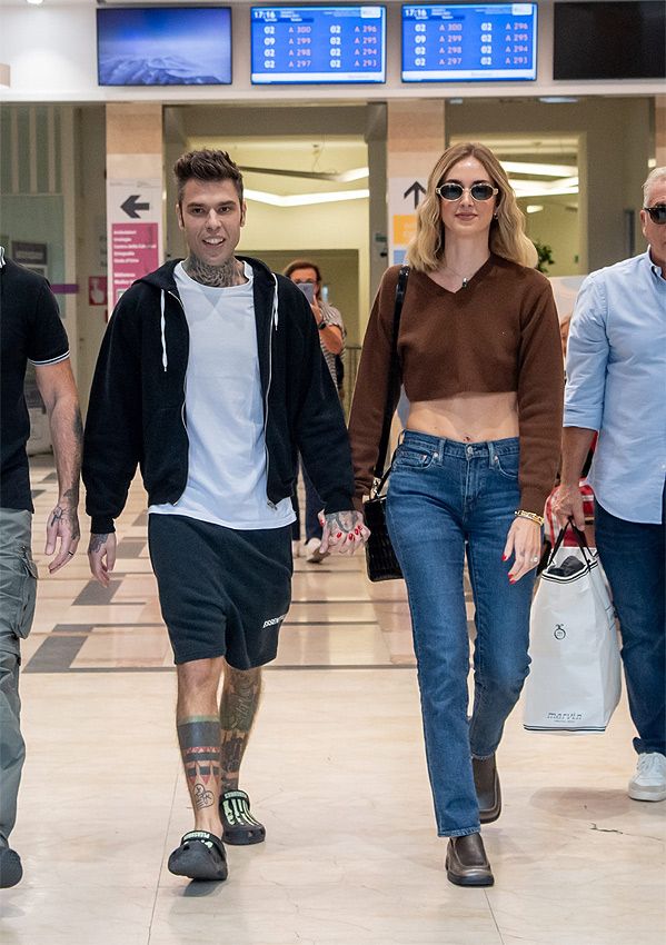 Fedez y Chiara saliendo del hospital
