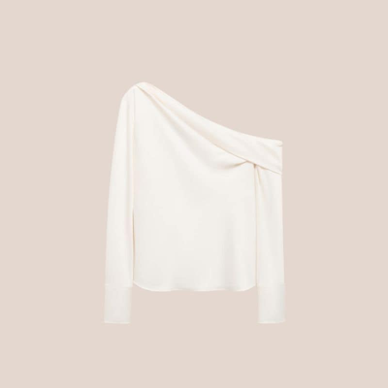 blusa blanca satinada con cuello drapeado