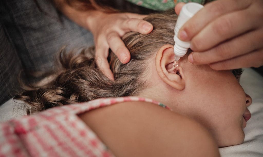 Niña con infección de oído