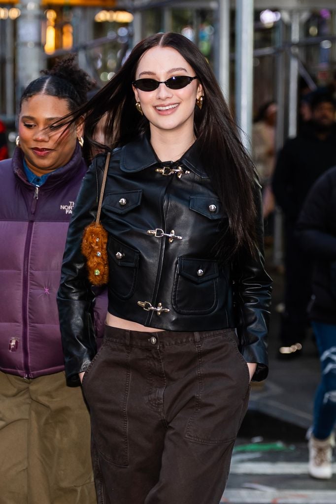 Lola Tung con una melena casi onyx en Nueva York.