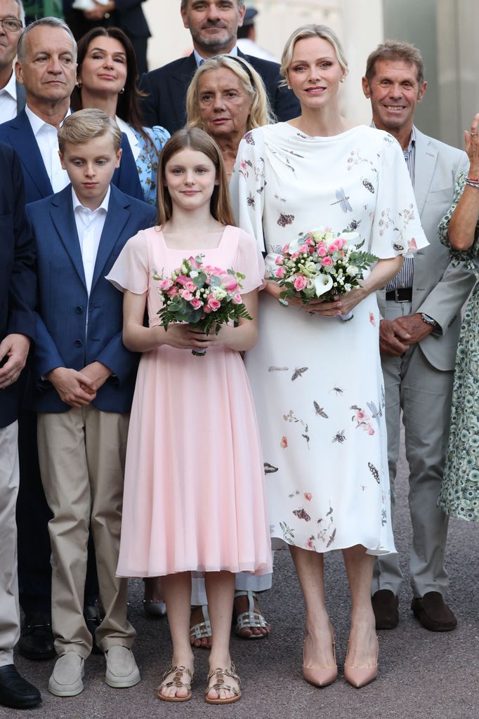 Charlene de Mónaco vuelve a elegir el blanco en el tradicional picnic junto al príncipe Alberto y sus hijos, 2026.