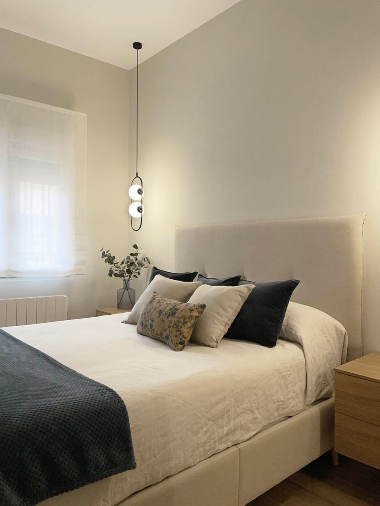Dormitorio con ropa de cama de lino. 