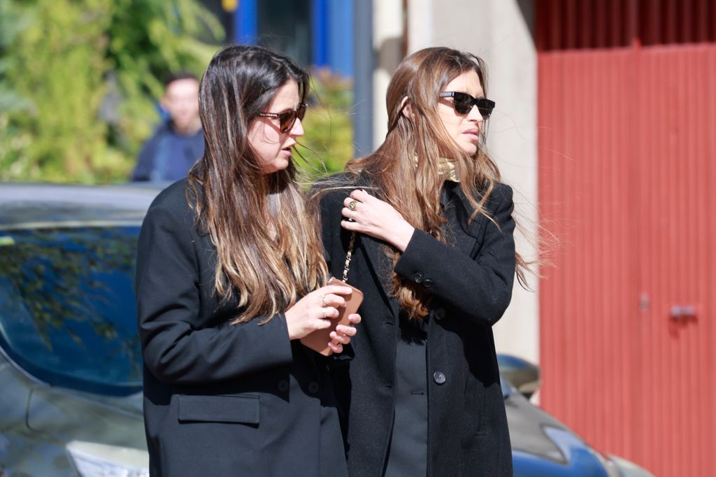 Sara Carbonero con su hermana Irene en el último adiós a su madre, Goyi Arévalo, el 13 de abril de 2023 en Corral de Almaguer, Toledo