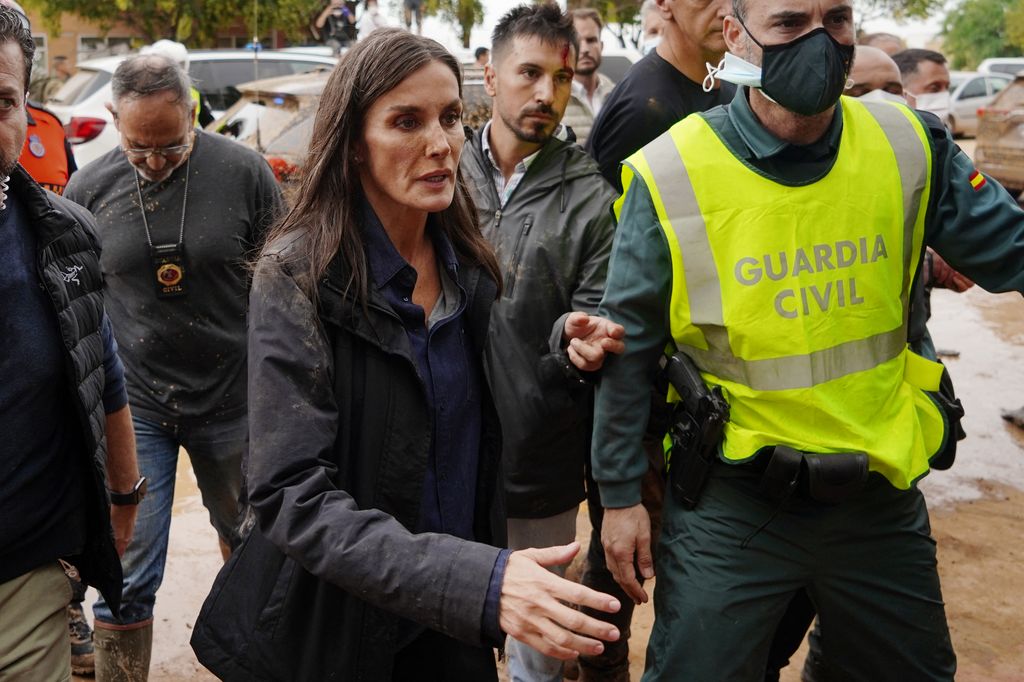Plano medio de la Reina Letizia en su visita a las zonas afectadas por la DANA 