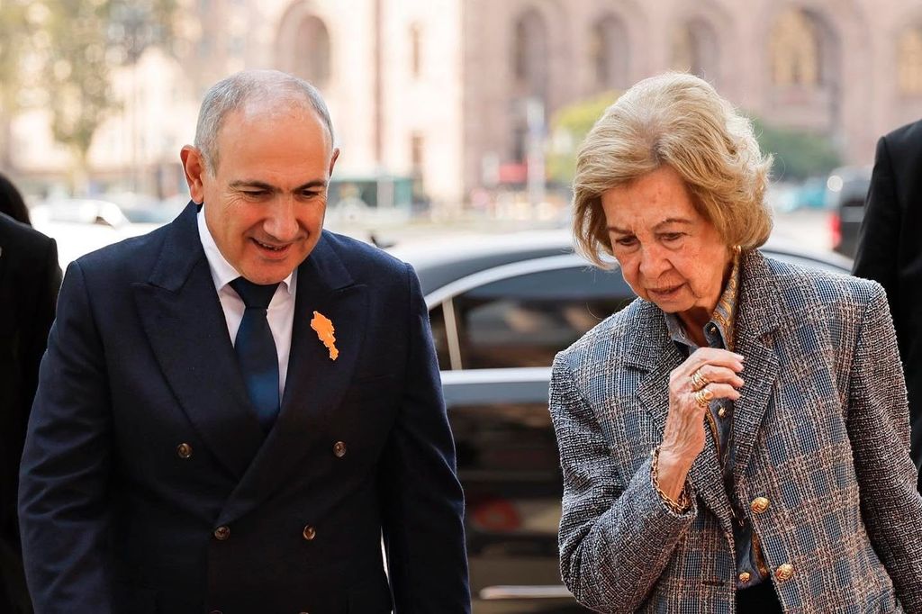 La reina Sofía junto al primer ministro de Armenia