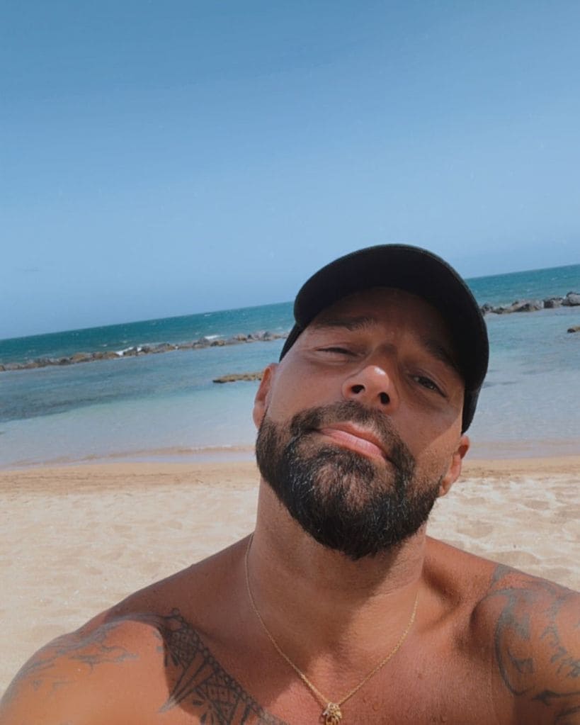 El cantante posó con el guapo actor con el que se relacionó su divorcio