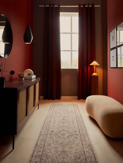 Pasillo con paredes oscuras