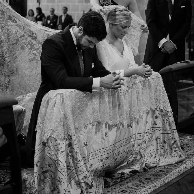 Diferencias en el rito de la velación nupcial bendición de boda mantilla de encaje