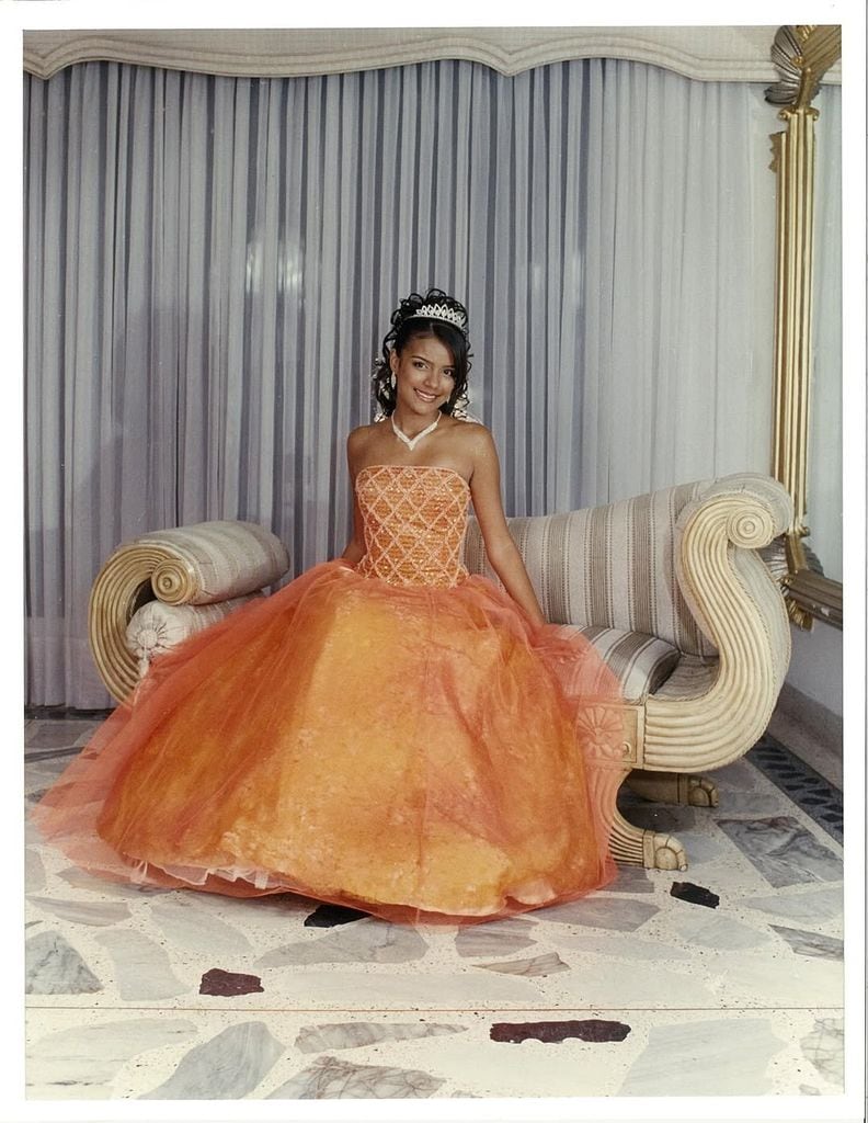 Karol G lucía hermosa con su look como quinceañera