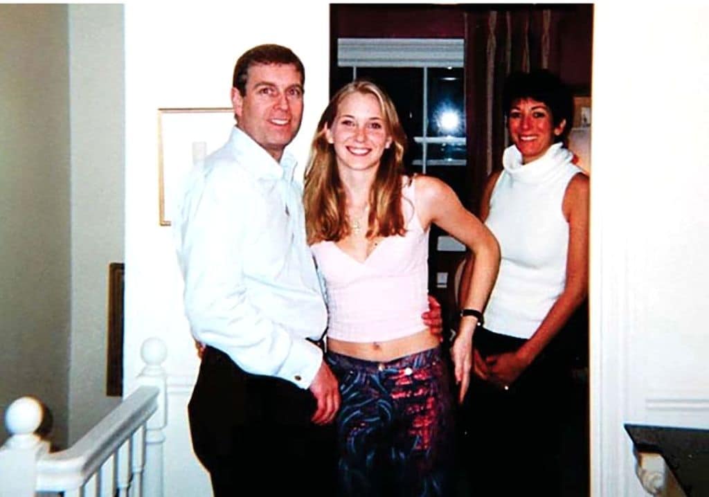 El príncipe Andrés, Virginia Giuffre con  Ghislaine Maxwell' en Londres en 2001