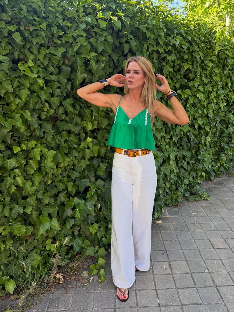 Amelia Bono con los pantalones que estilizan y alargan las piernas.