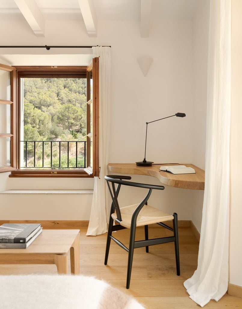 Rincón de trabajo en el dormitorio con mesa de madera