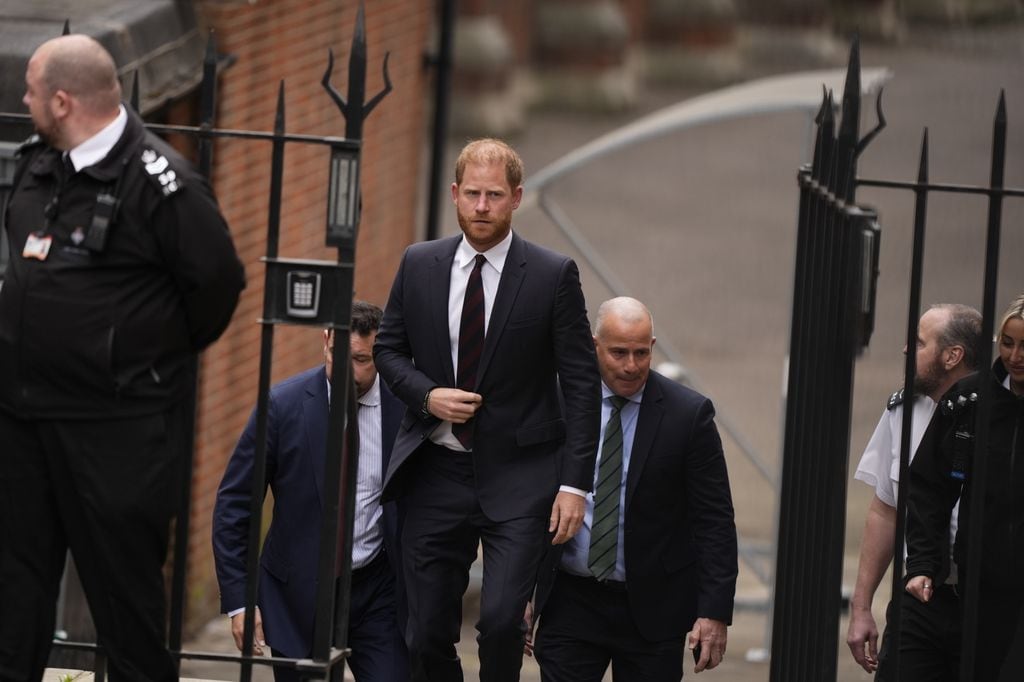 El príncipe Harry viajó al Reino Unido para comparecer ante el Tribunal en su apelación contra la reducción de su equipo de seguridad para sus visitas familiares al Reino Unido.