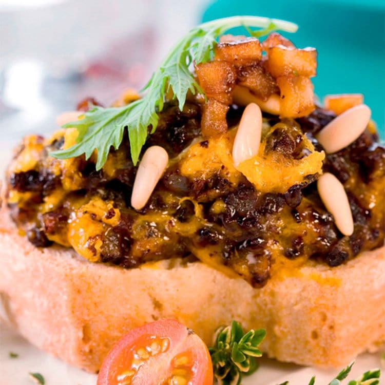 Pincho de revuelto de morcilla con piñones