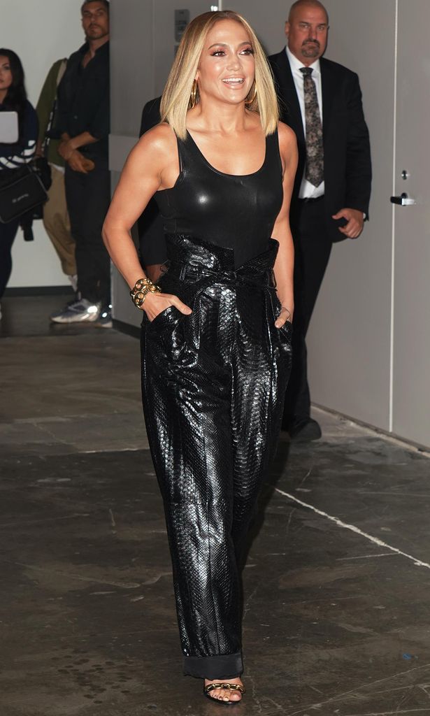 jennifer lopez con look monocrom tico en negro
