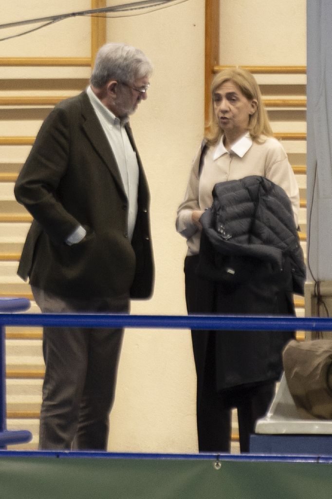 Infanta Cristina y Carlos Garcia Revenga en un partido de la liga ASOBAL en 2024