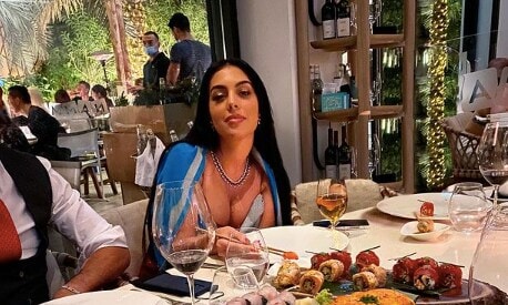 Georgina disfruta de una cena en Dubái