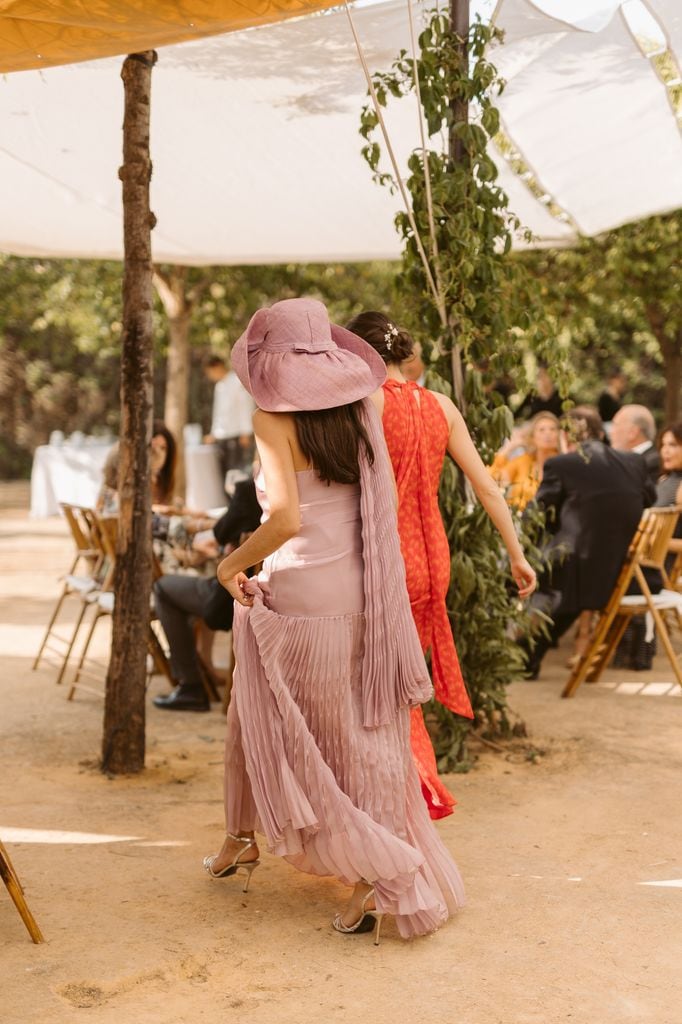 Invitada anónima vestida de Simorra y tocado