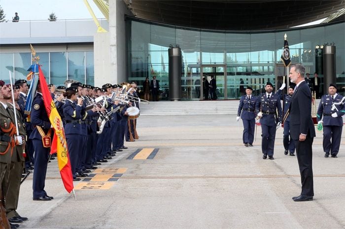 El Rey, frente a un destacamento de las Fuerzas Armadas