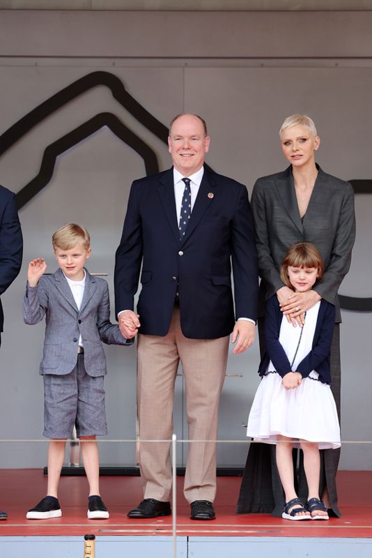 Alberto y Charlene de Mónaco con sus hijos