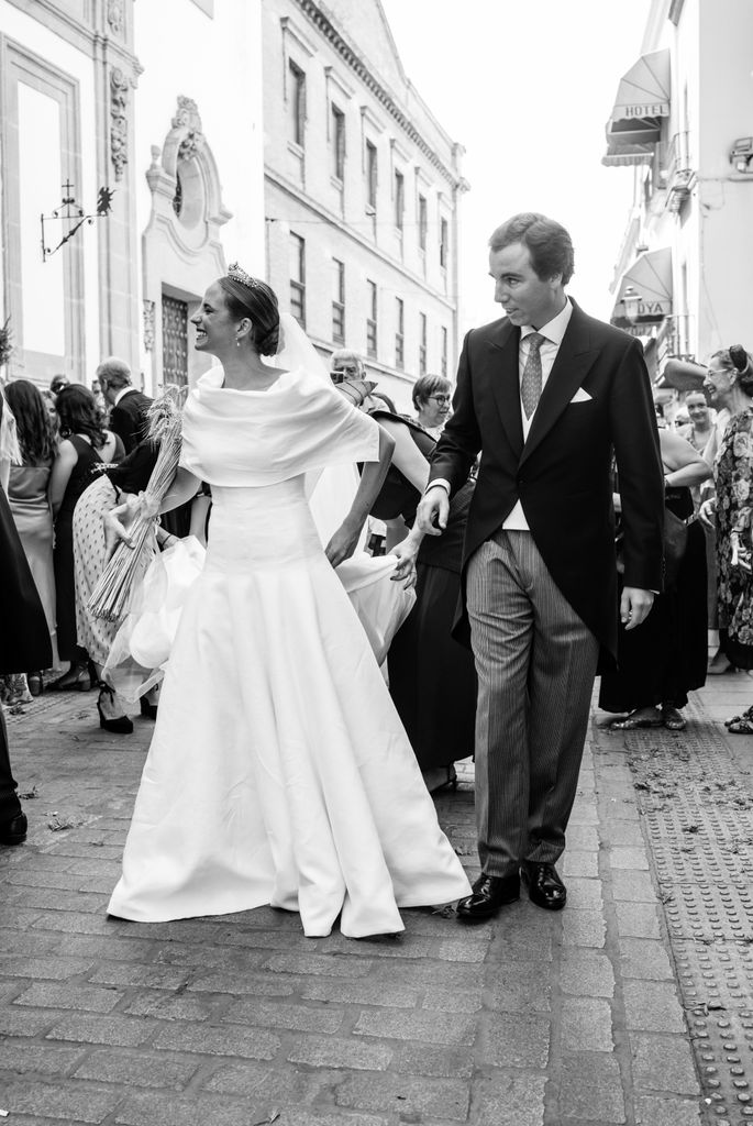 Look de novia con capa Pol Núñez