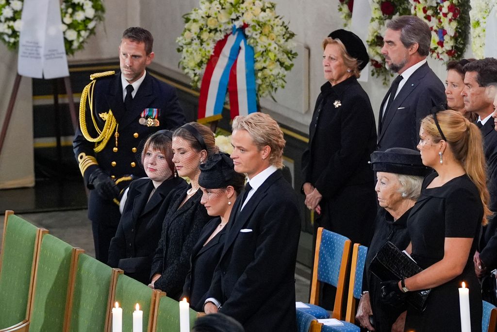 Marius Borg se sentó en un lateral del altar y en el lugar reservado para la familia, en segunda fila, junto a las hijas de Marta Luisa y donde también se sentaron algunos miembros de la realeza que no ocupan jefaturas del Estado