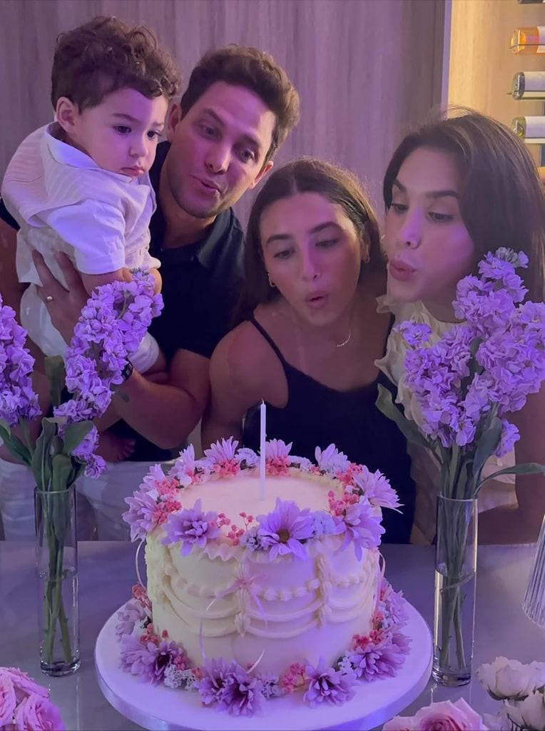 Lorenzo, Gabriel Coronel y Salomé ayudaron a Daniela Ospina a soplar las velitas de su pastel