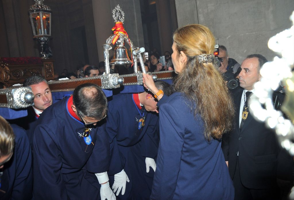 La Infanta Elena muestra su devoción al Cristo de los Alabarderos
