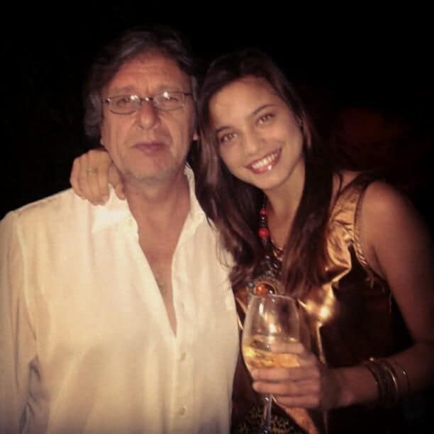 Emilia Mernes y su papá