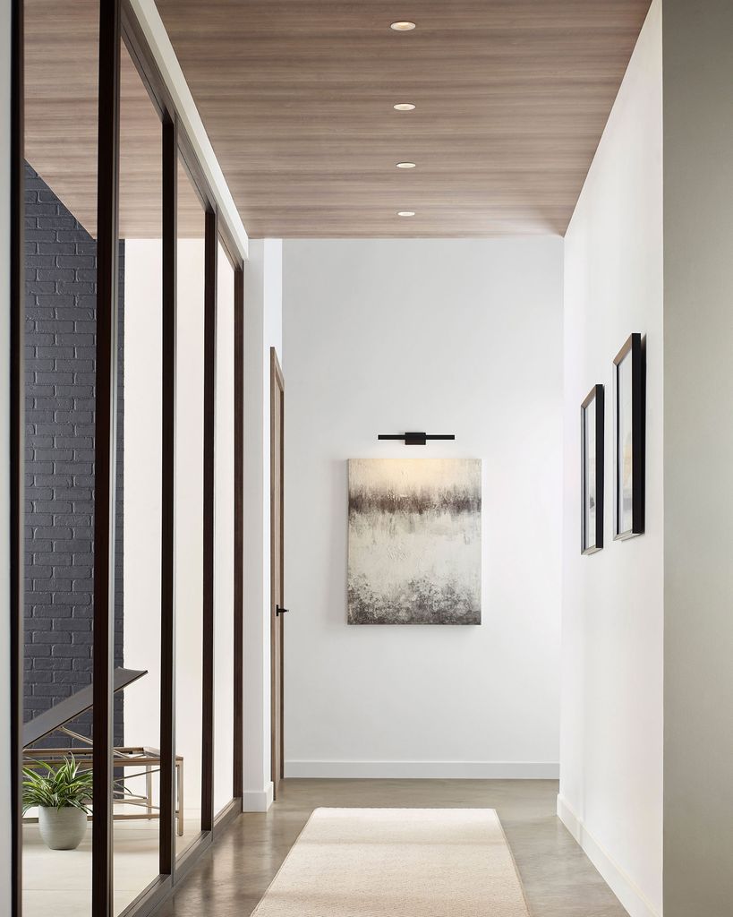 Pasillo iluminado con focos de techo