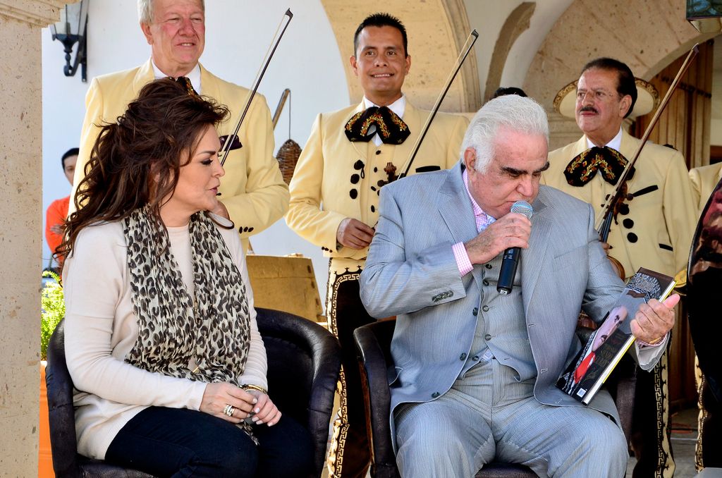 Don Vicente Fernández le abrió a Mara Patricia Castañeda las puertas de su hogar y su familia, incluso después de que la periodista se separa del hijo dek cantante