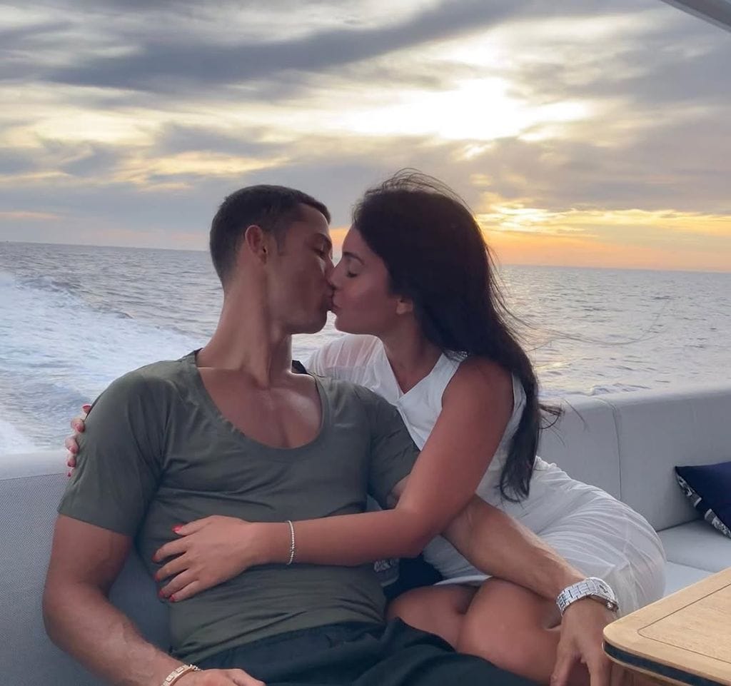 Cristiano Ronaldo y Georgina Rodríguez navegando en un yate