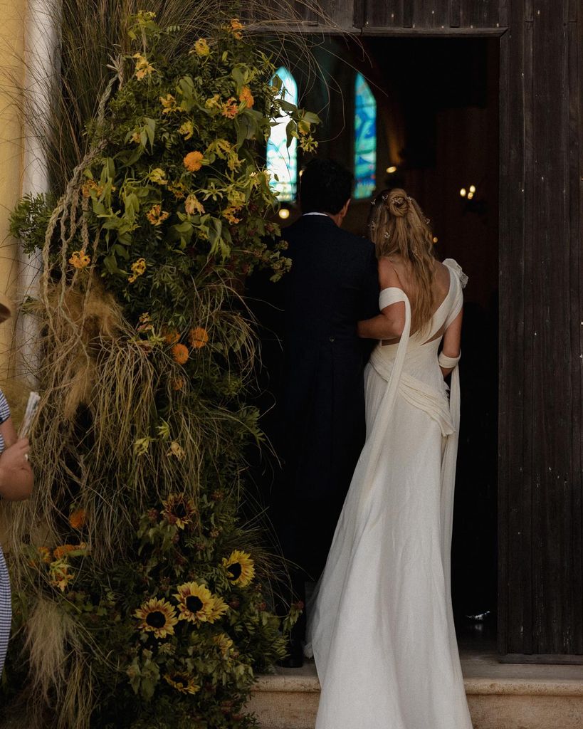 Semirrecogido de novia con flores Belén Écija boda