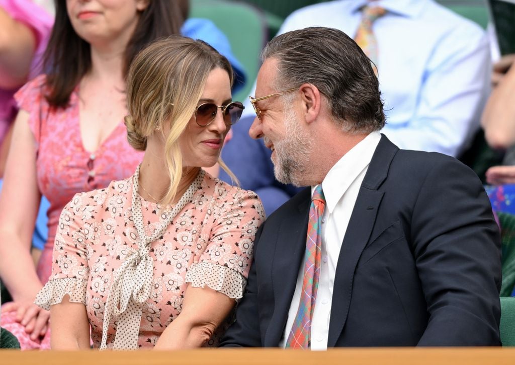 Russell Crowe y Britney Theriot, muy enamorados en Wimbledon