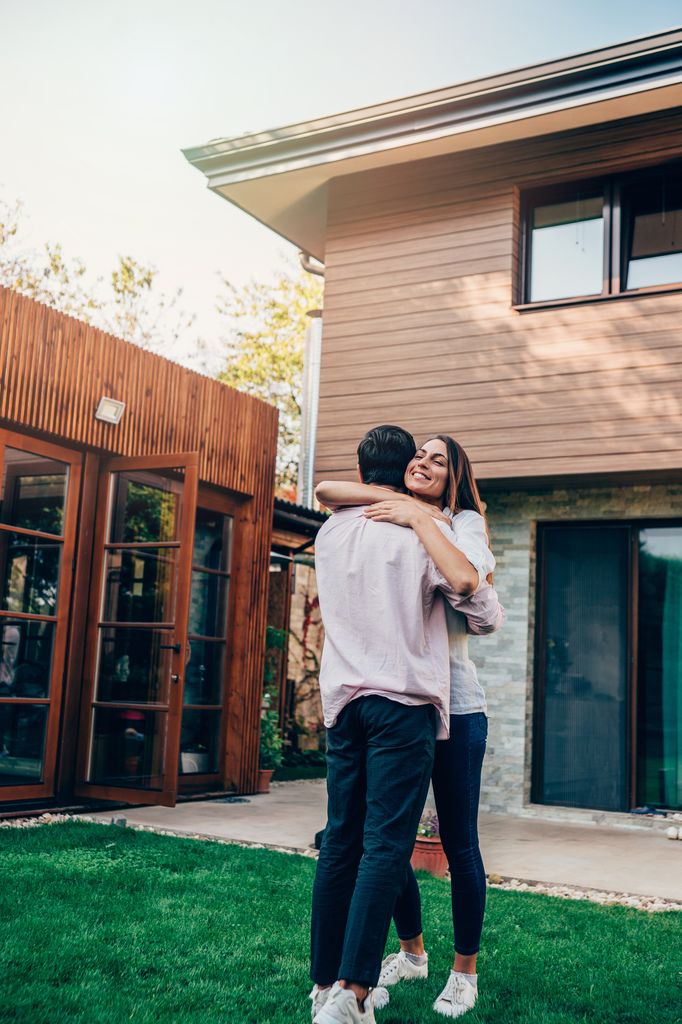 pareja abrazo casa