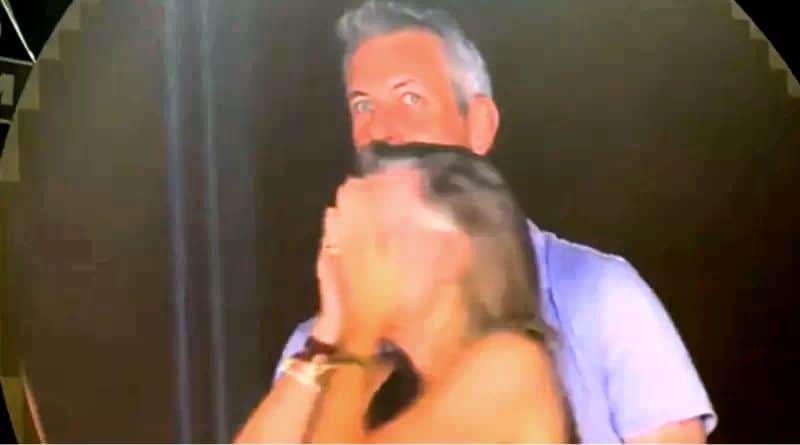 Kristin tapándose la cara al ser reconocida