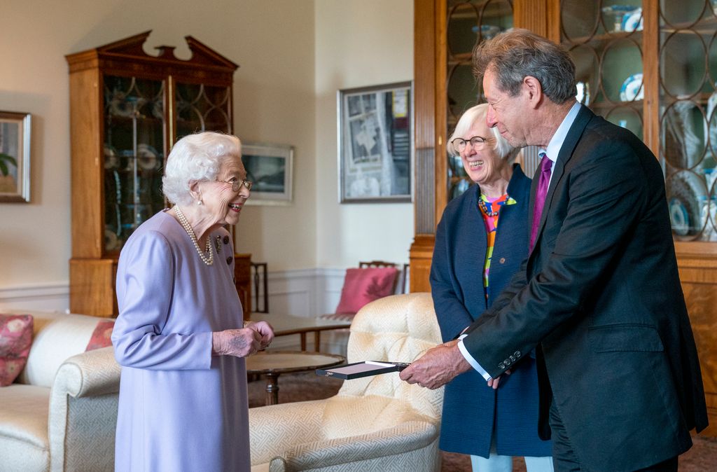 La reina Isabel II en el Palacio de Holyroodhouse