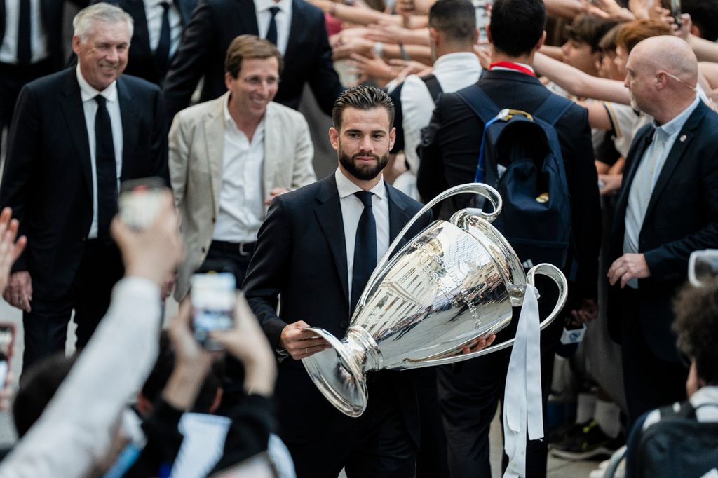 Nacho Fernández con la Copa de Campeón de Liga del Real Madrid en 2024