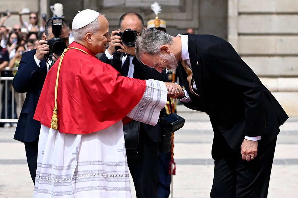 Reverencia de don Felipe al Papa
