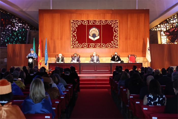 El Rey, entre universitarios