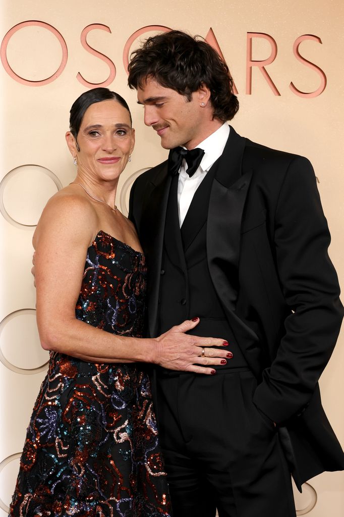 Jacob Elordi con su madre, Melissa Elordi, en los Premios Oscar 2026 celebrados en el Dolby Theatre de Hollywood, California, el 15 de marzo de 2026
