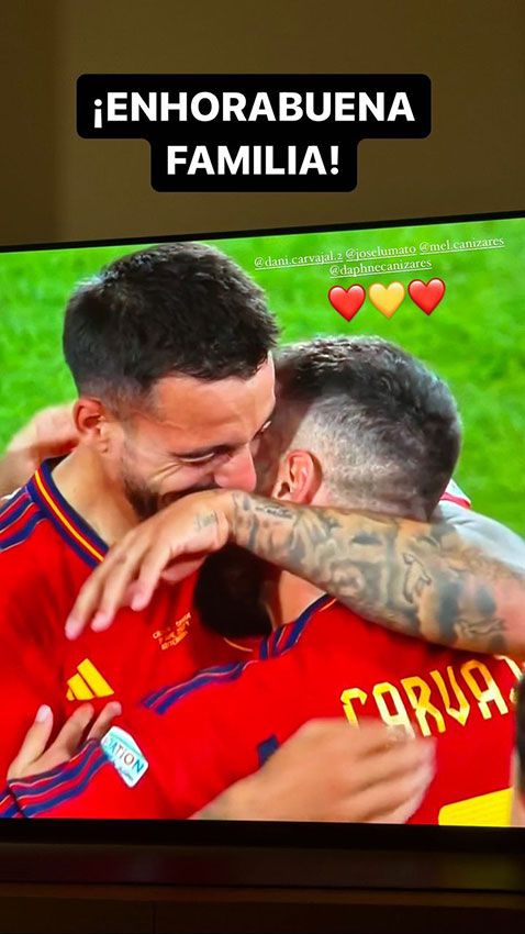 Carvajal y Joselu, además de futbolistas, cuñados, se abrazan tras la victoria de España